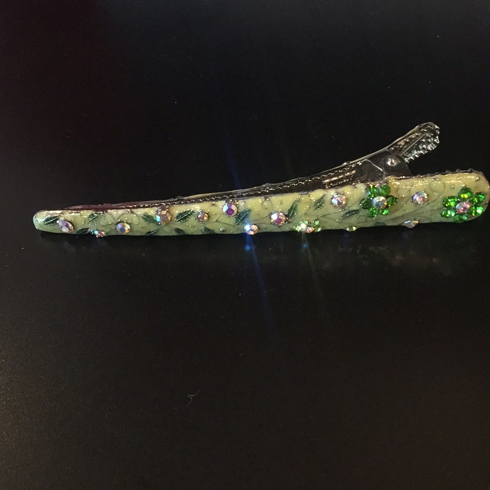 💃Green sparkly clip
